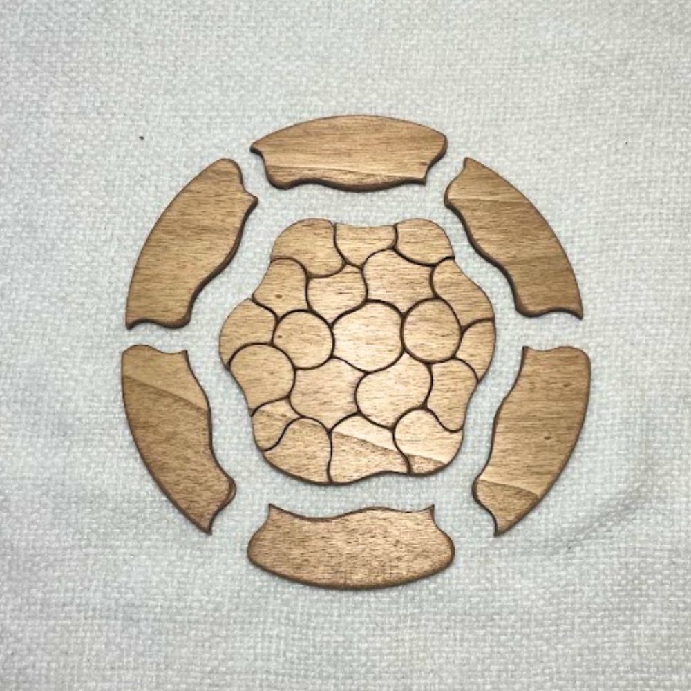 Puzzle Trencadís de madera desmontado con las piezas exteriores distribuidas alrededor