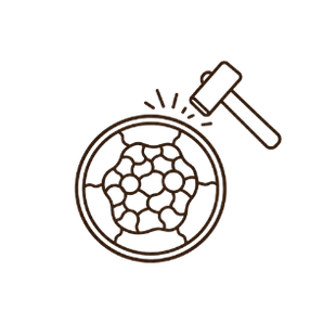 Herramienta sobre un Puzzle Trencadís circular de madera