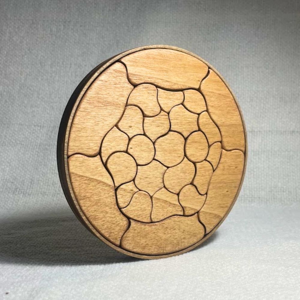 Puzzle Trencadís de madera visto en perspectiva sobre una superficie clara