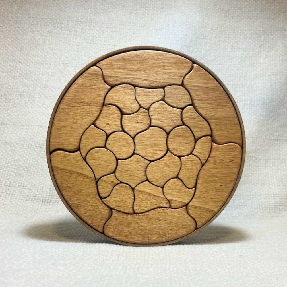 Puzzle Trencadís de madera de Petit Gaudí colocado en vertical sobre fondo claro