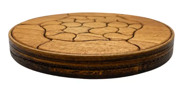 Puzzle Trencadís de madera Petit Gaudí visto de perfil, con piezas artesanales encajadas en una base circular.