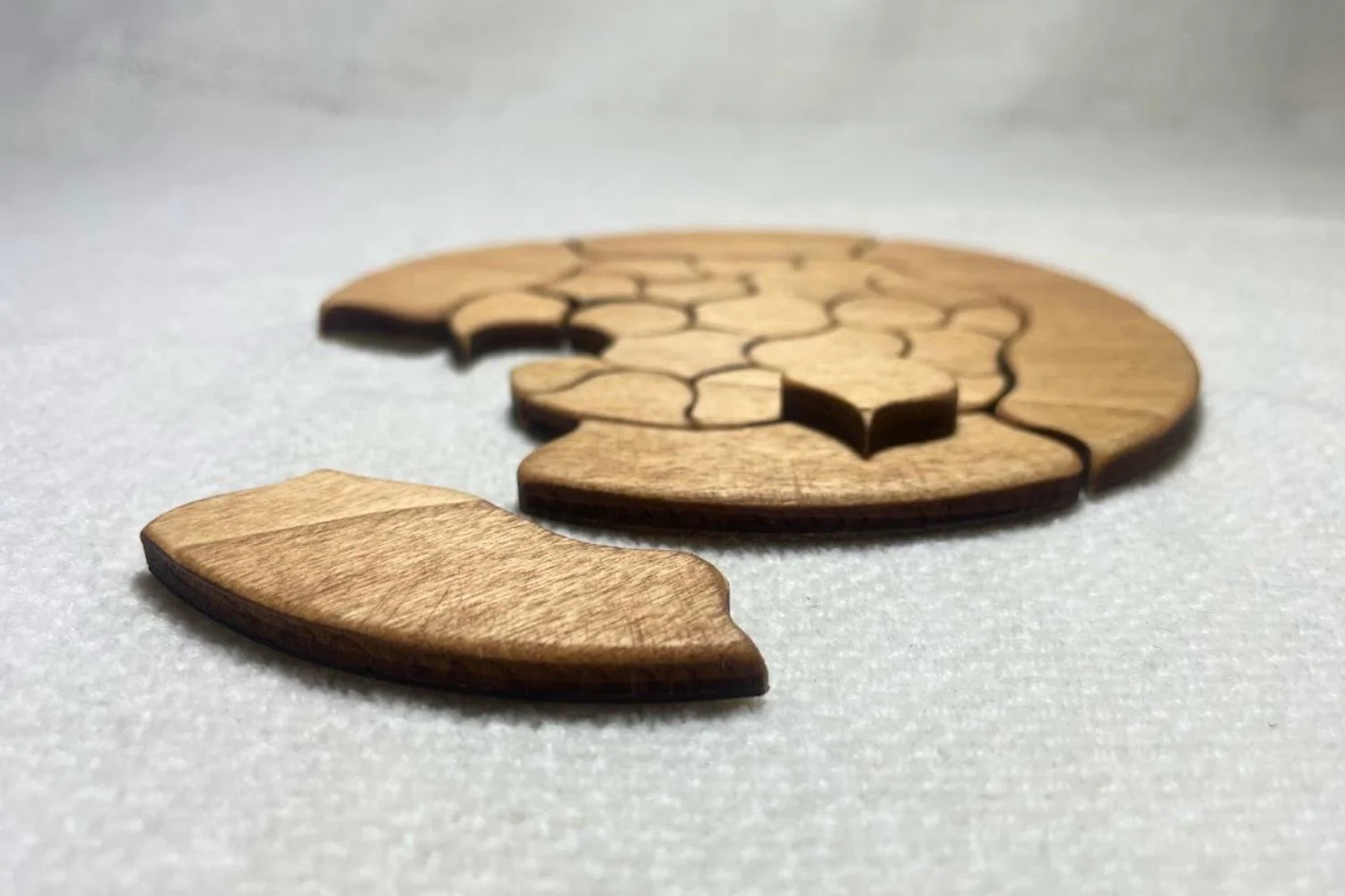 Puzzle Trencadís de madera parcialmente desmontado con varias piezas fuera del marco