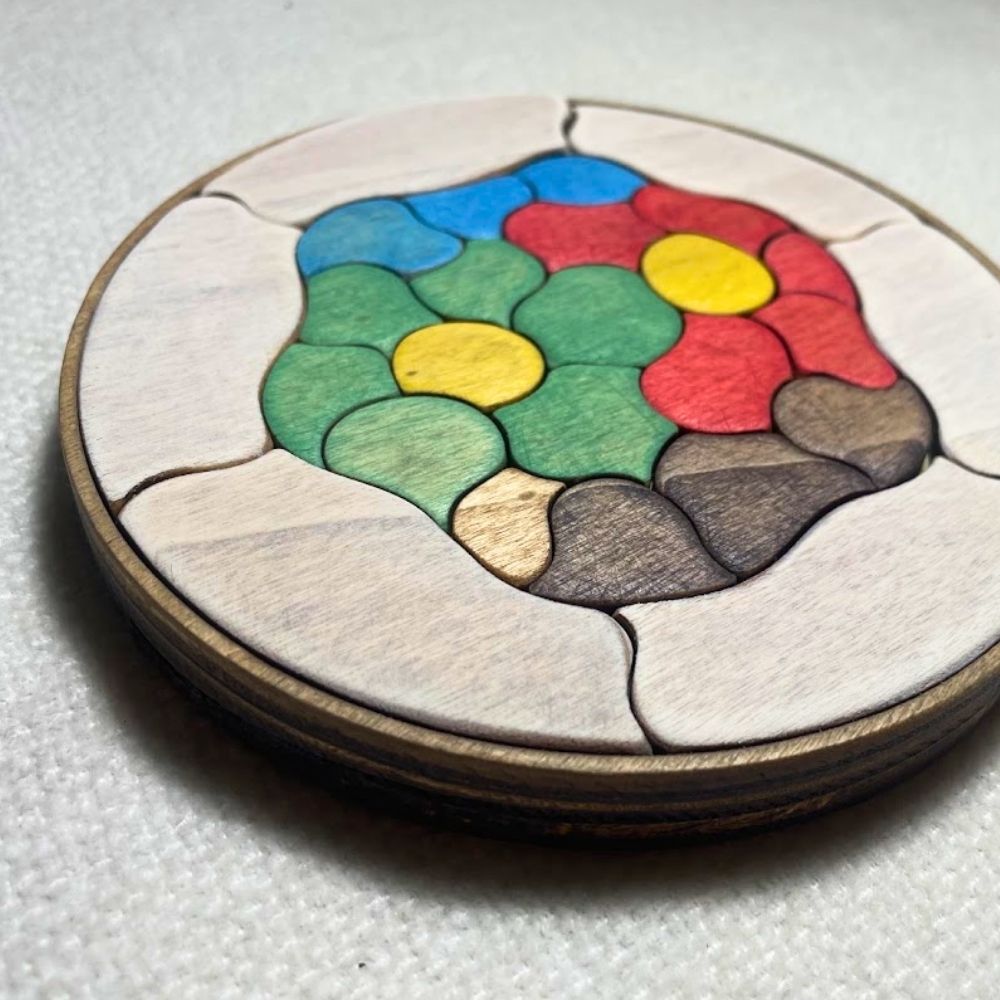 Puzzle Trencadís montado con las piezas interiores pintadas de colores