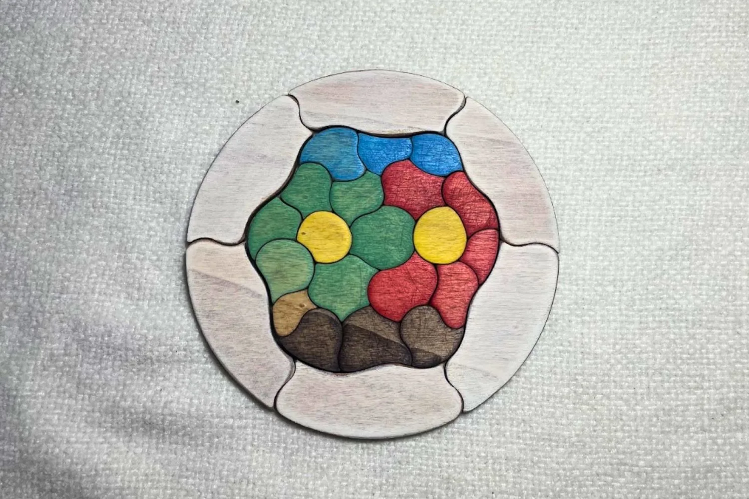 Puzzle Trencadís de madera con las piezas interiores pintadas de colores