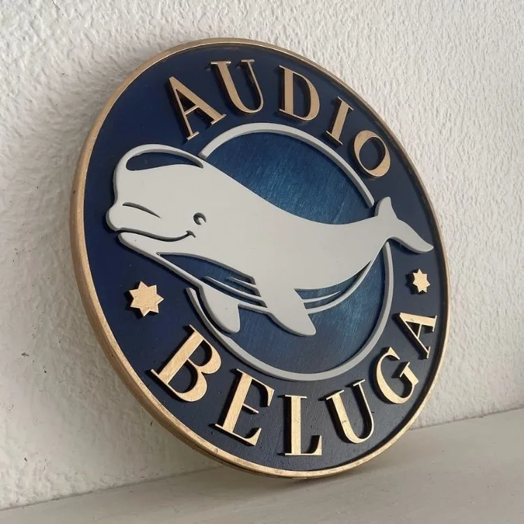 Rótulo artesanal Audio Beluga Rótulo artesanal Audio Beluga en madera como regalo corporativo personalizado