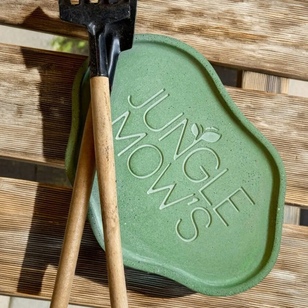 Objeto corporativo personalizado en cemento Pieza verde de cemento personalizada con el nombre Jungle Mows