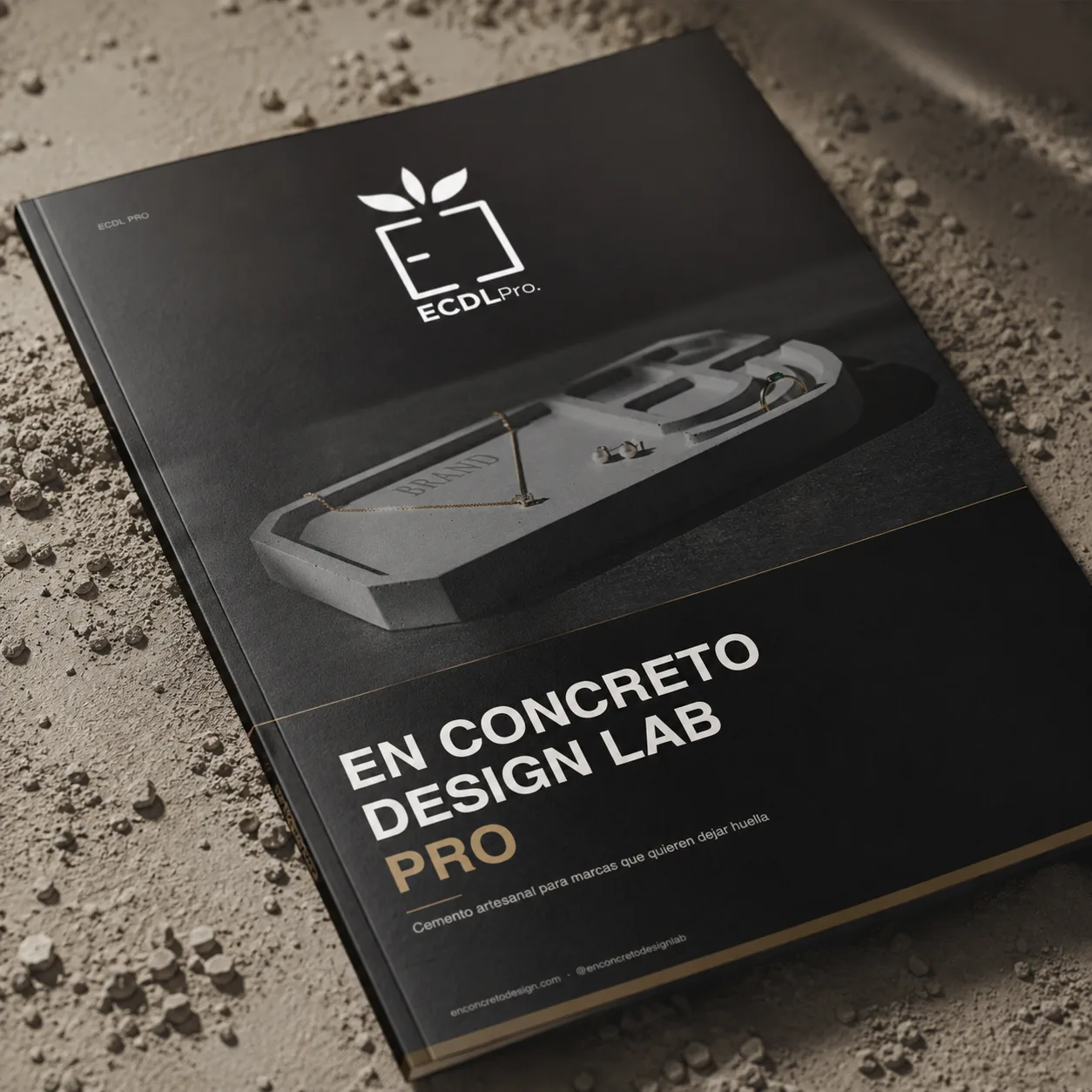 Portada ECDL Pro · En Concreto Design Lab Portada de ECDL Pro en perspectiva sobre fondo de polvo de cemento