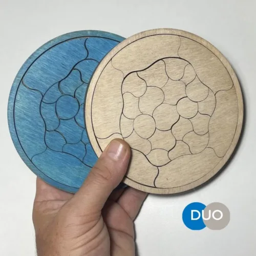 Puzzle Trencadís DUO azul y madera natural blanca sostenido en la mano