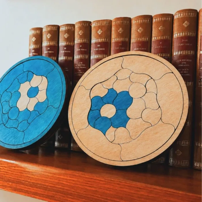 Dos puzzles Trencadís DUO sobre una estantería