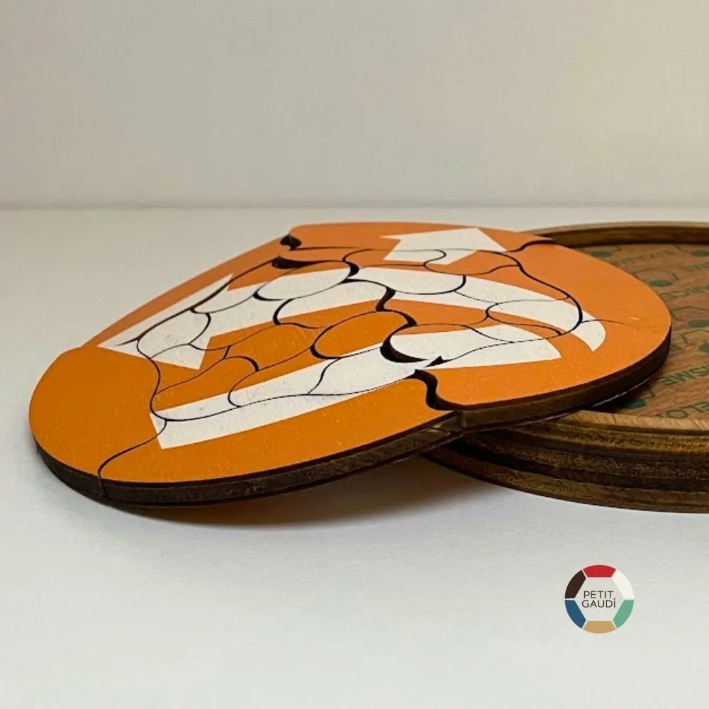 Detalle Puzzle Trencadís · Komuniki.io Detalle lateral del Puzzle Trencadís personalizado con diseño de Komuniki.io