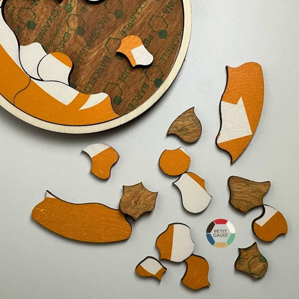 Piezas Puzzle Trencadís · Komuniki.io Piezas desmontadas del Puzzle Trencadís personalizado con diseño de Komuniki.io