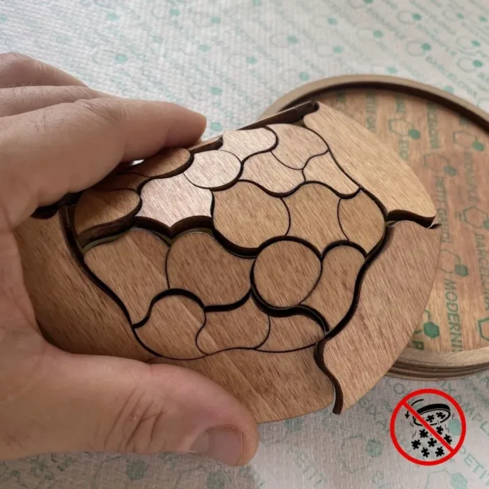 Mano colocando las piezas del puzzle circular de madera