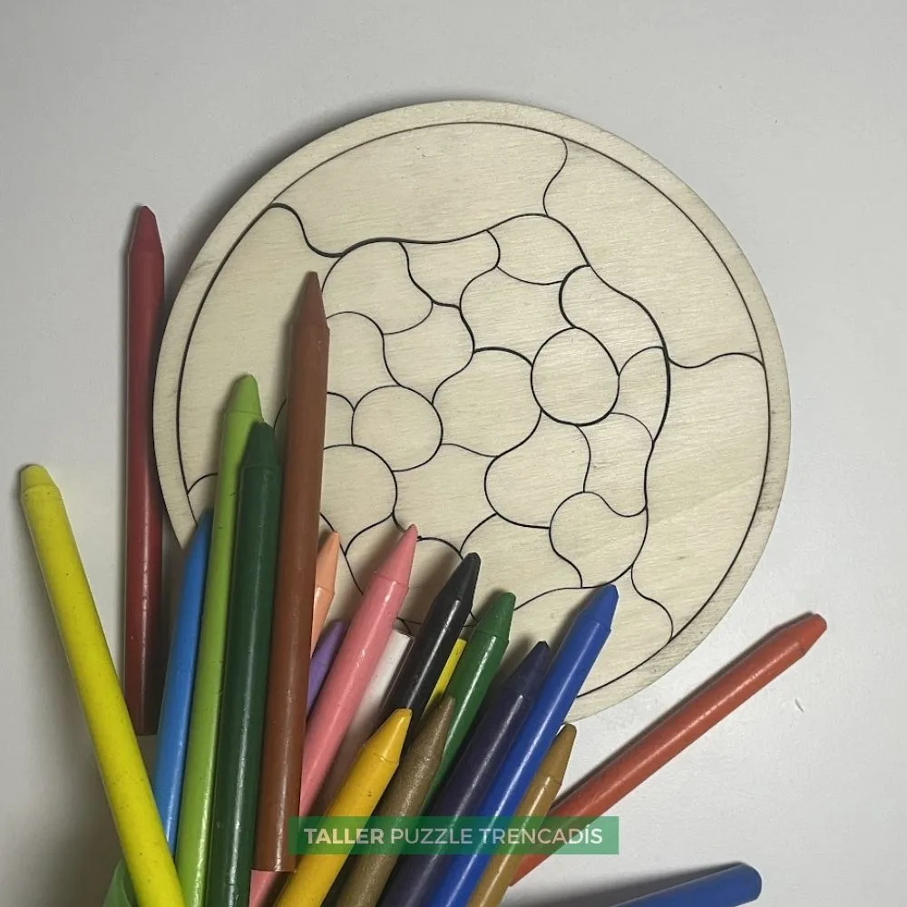 Puzzle Trencadís de madera con lápices de cera de colores para taller creativo