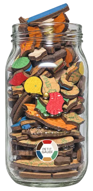 Tarro de cristal con piezas de Puzzle Trencadís de madera de colores