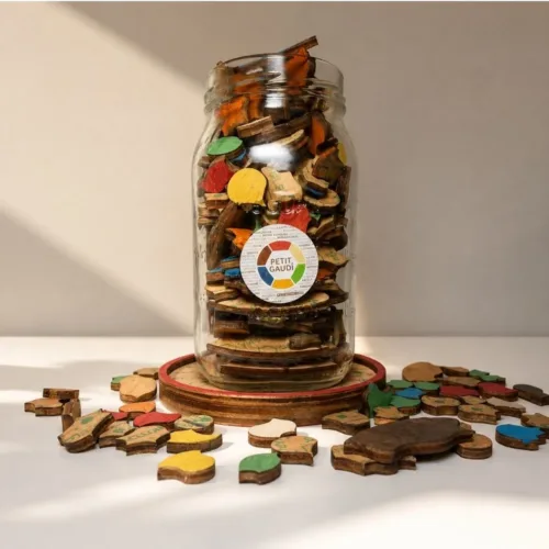 Piezas del Puzzle Trencadís Multicolor dentro de un bote de cristal con piezas sueltas alrededor