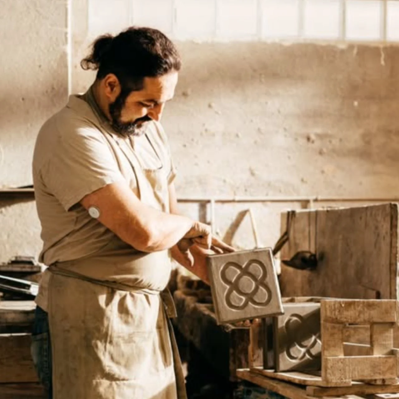 Artesano de Mosaics Martí fabricando mosaico hidráulico artesanal
