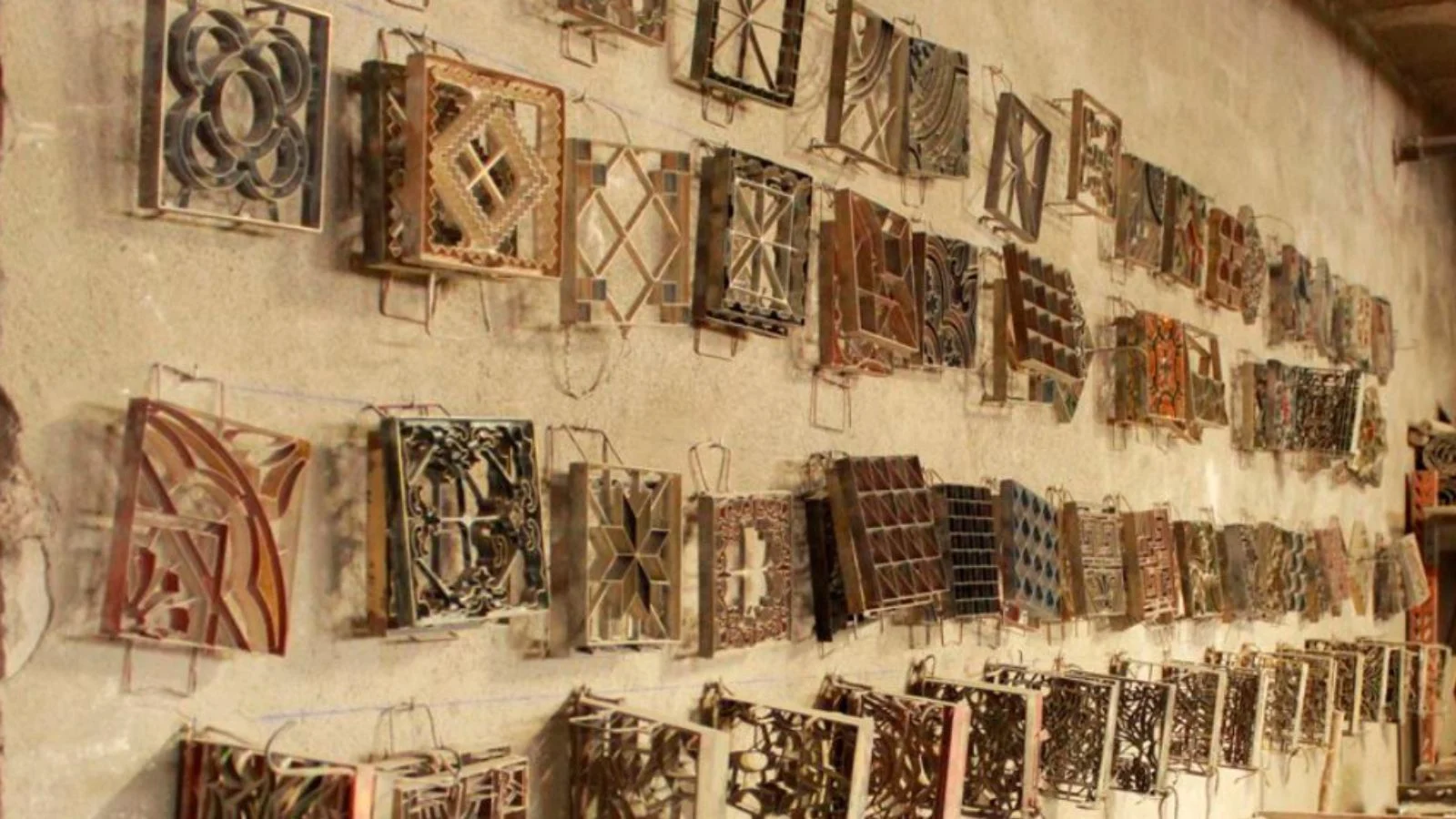 Muestrario histórico de moldes de mosaico hidráulico artesanal de Mosaics Martí en Barcelona