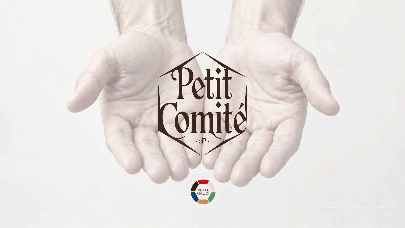 Petit Comité · Artesanos y oficios de Barcelona | Petit Gaudí Dos manos abiertas sostienen el logotipo del Petit Comité de Petit Gaudí, red de artesanos y oficios de Barcelona.