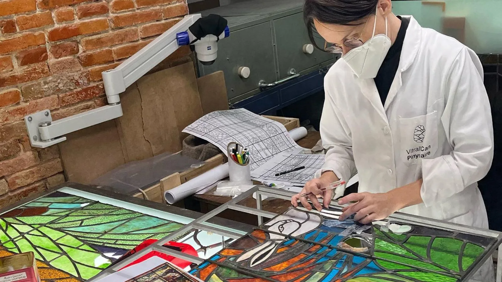 Artesana de Vitralls Can Pinyonaire trabajando en la restauración de una vidriera artística