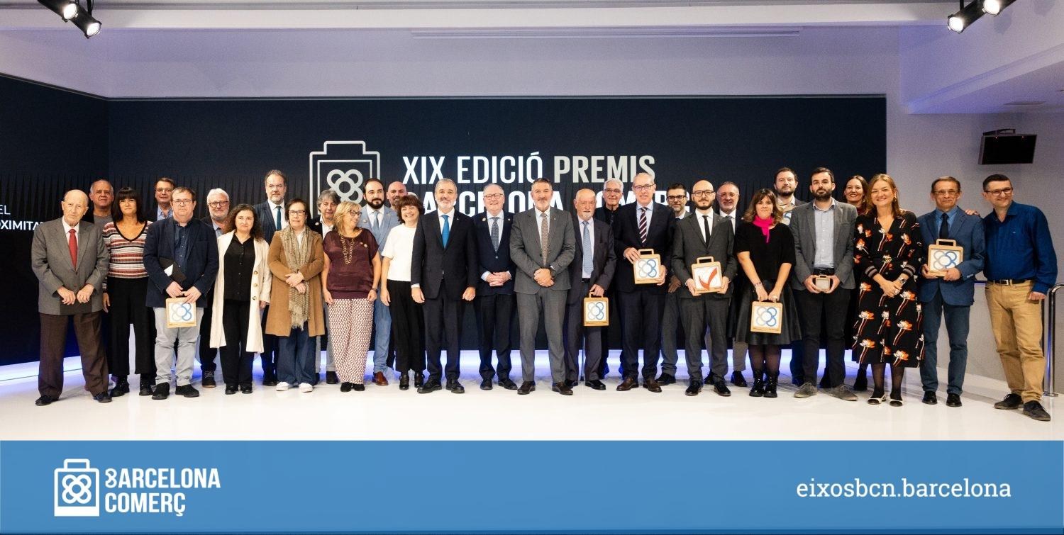Fotografía de familia de la XIX edición de los Premis Barcelona Comerç celebrada en 2024