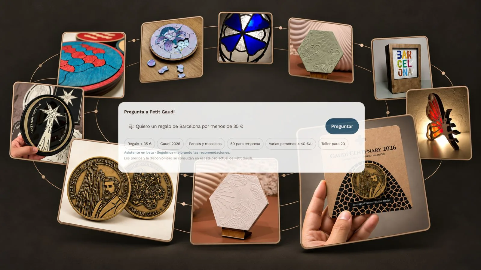 Asistente de compra de Petit Gaudí rodeado de fotografías de medallas Gaudí 2026, puzzles de madera, mosaicos y vidrieras.