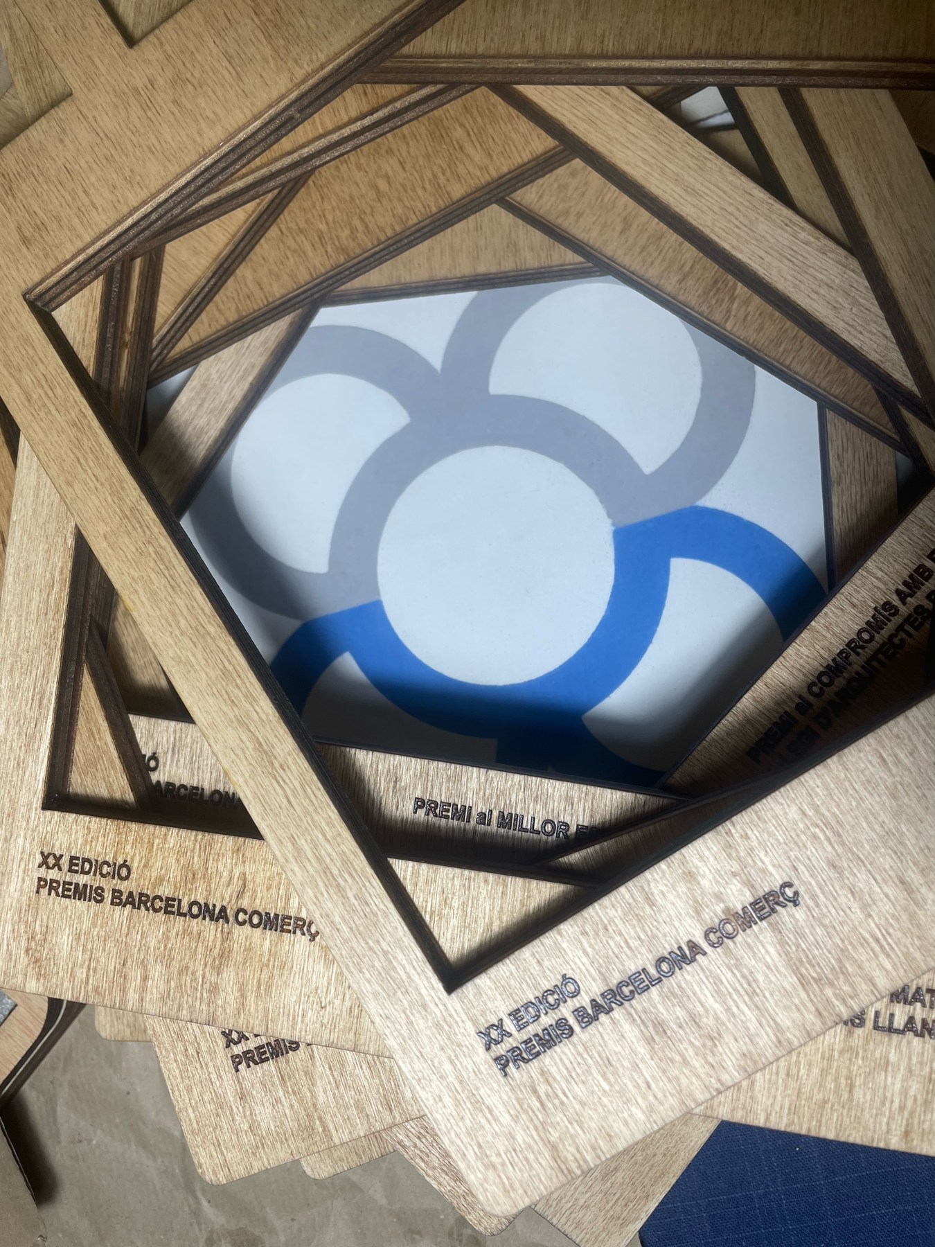 Detalle de las capas de madera, el mosaico y los textos personalizados de los Premis Barcelona Comerç 2026
