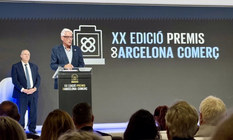 Lluís Llanas durante su intervención en los Premis Barcelona Comerç 2026, con Jordi Hereu al fondo