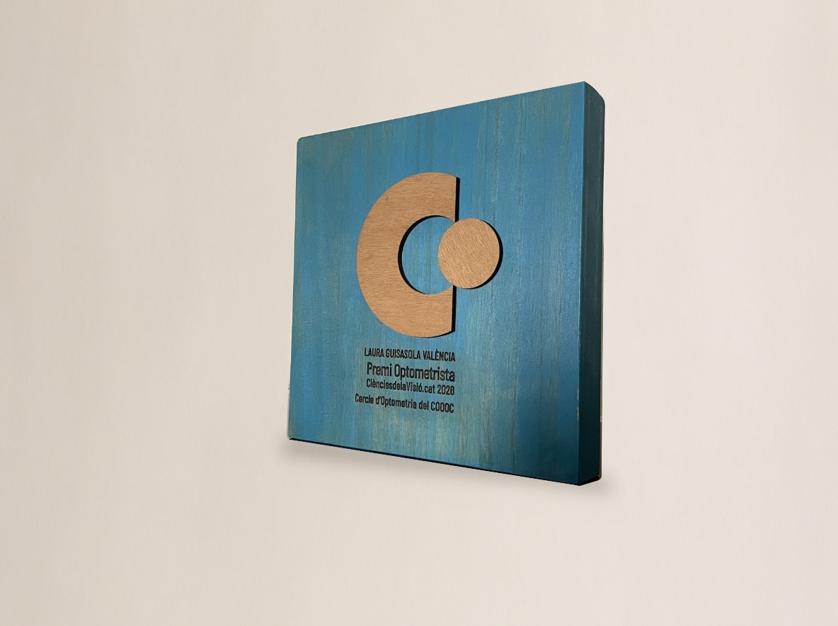 Galardón artesanal del COOOC con fondo azul, símbolo en madera y personalización frontal