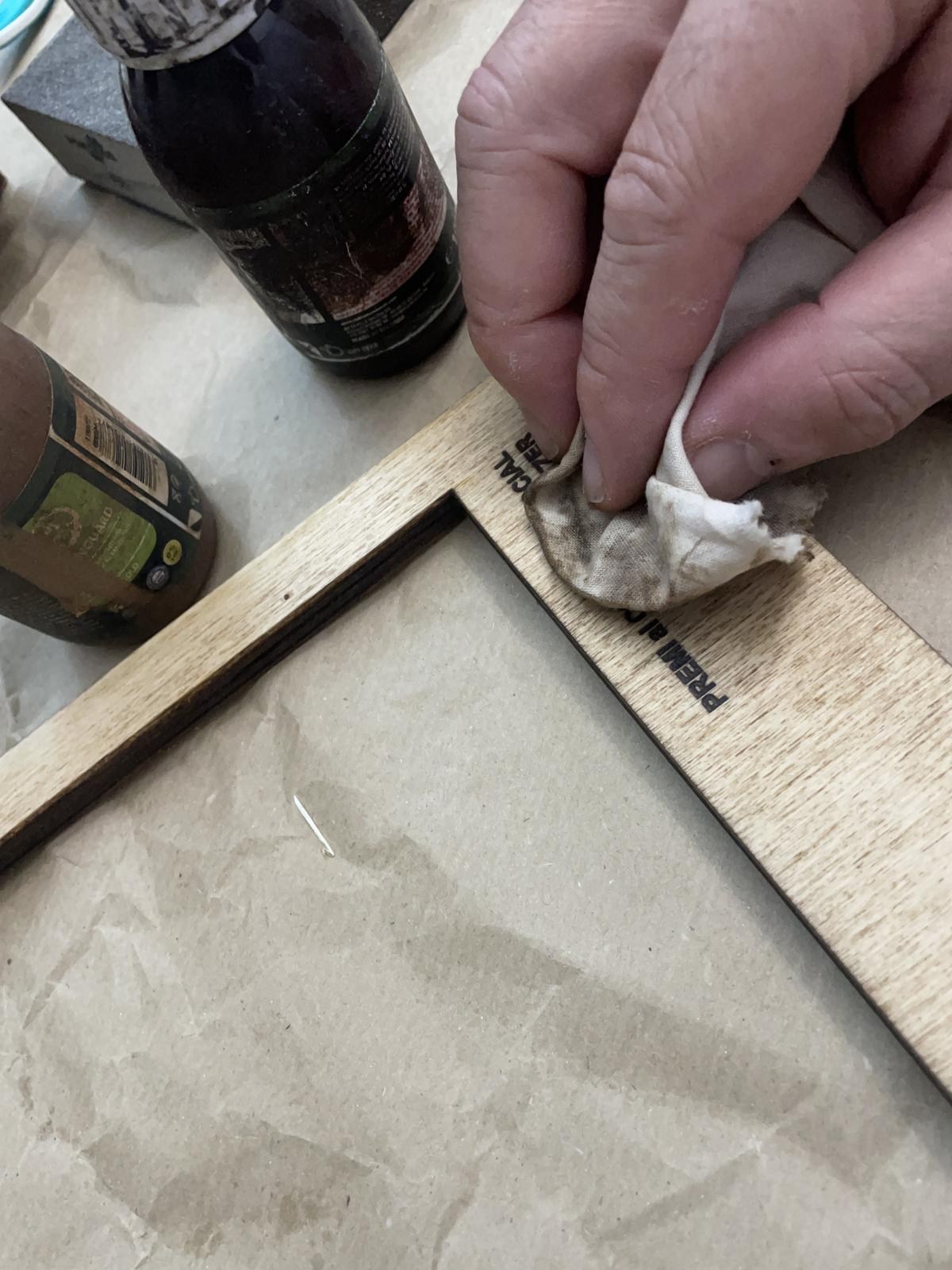 Trabajo manual en la estructura de madera de uno de los galardones Barcelona Comerç