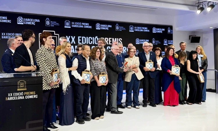 Fotografía de grupo de la XX edición de los Premis Barcelona Comerç con los galardones artesanales